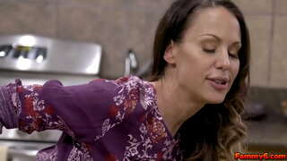 Kuum brünett naine, Mckenzie Lee saab mõned DNA noorte stud ja teeb ta cum