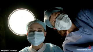 קשור ופיו סתום רפואי הכיסא ברונטית לסביות החולה קסנדרה ניקס הוא נשלט על ידי רופא בבית לטקס אנל פרסטון אז מכות ההשעיה