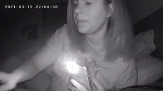 Busty Milf Destrói Seu Clitóris na hora de Dormir Escondido Cam