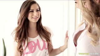 Süütu lapsehoidja saab threesomed