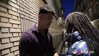 Брюнетка эксгибиционистка получает бурение от похотливого чувака