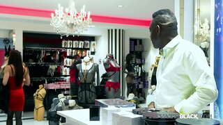 Frumoasa Rachel Adjani devine nou de lenjerie de la BBC Eddy Blackstone sex-shop &amp;amp; sfârșește într-o fierbinte anal sesiune cu un umed BJ, un vibrator in fund si o ejaculare in partener! Full Film &amp;amp; 1000 Mai mult la PrivateBlack.com!