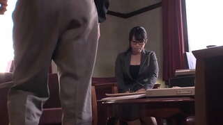 Drăguț japoneză birou înger ofera un sex oral sefului ei înainte de umectare pantie și primește un hugh ejaculare in partener