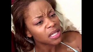 Gath fach yn cael ei ddal gan corrach