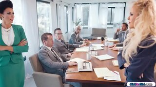 Busty milf ärinaisest minna head-to-head jooksul boardmeeting.Teistele ärimeestele tulla nii kiiresti kui võimalik.Lõpuks milfs on ruumi enda ja alustada, suudlemine ja lakuvad üksteist