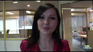 Väike brünett pakub oma perset rõõm