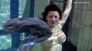 Ujumine babe Katka ribad alla bassein