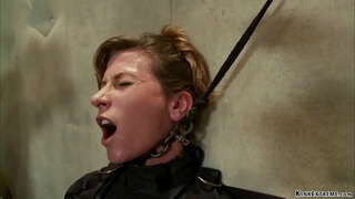 Teo amin&#039;ny fehikibony brunette MILF andevo Ariel X pinned tamin&#039;ny manazava latabatra dia mifatotra mahazo lava-pitombenana fucked amin&#039;ny dildo amin&#039;ny tapa-kazo amin&#039;ny tanana ny tompony Orlando